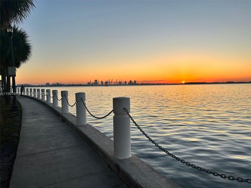 ts303-218 Se 14th St, Miami, FL, 33131-3325 | Card Image