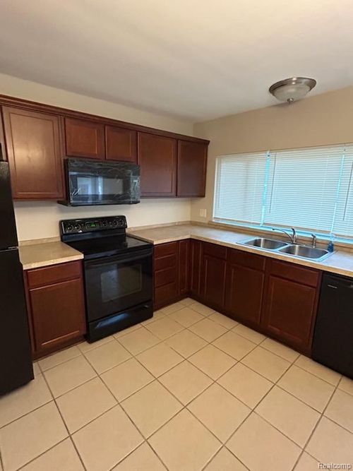 20202 Hunt Club Dr, Harper Woods, MI, 48225-1738 | Card Image