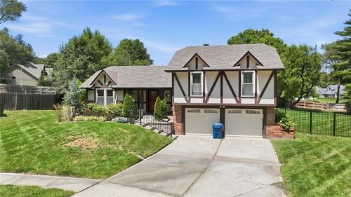 842 York Pl, Liberty, MO, 64068-3051 | Card Image