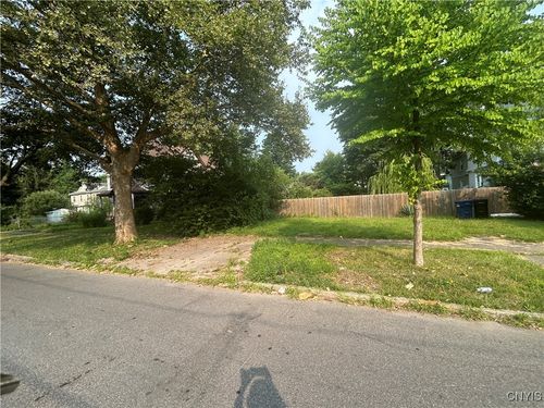 32-330 Holland St, Syracuse, NY, 13204-3704 | Card Image