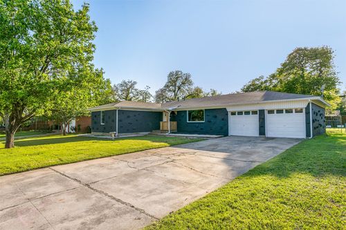 425 Ridgecrest Dr, Hurst, TX, 76053-6525 | Card Image