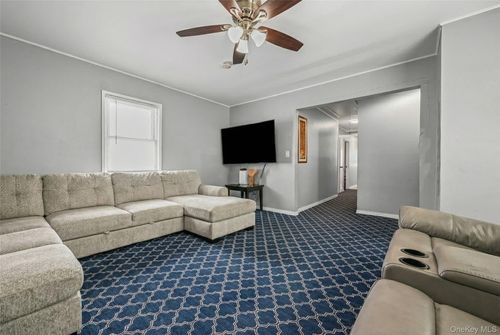 1733 5th Ave, Bay Shore, NY, 11706-3407 | Card Image