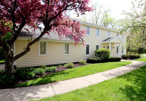 9432 W Stanford Ct, Mequon, WI, 53097-3734 | Card Image