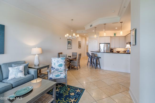 Soaring 11 ft ceilings throughout the condo provide a feeling of spaciousness, luxury and grandeur. | Image 6