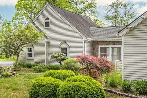 18 Military Ln, Gardiner, NY, 12525-5603 | Card Image