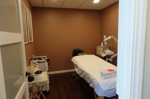 7131 W North Ave, Wauwatosa, WI, 53213-1810 | Card Image