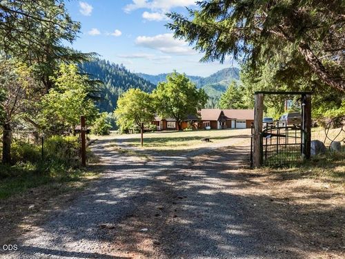 12974 E Evans Creek Road, Rogue River, OR, 97537 | Card Image