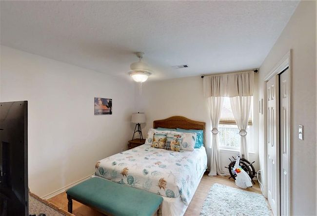 Gust room with Queen bed | Image 19