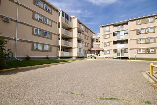 102 - 22 Park Meadows Se, Home with 2 bedrooms, 2 bathrooms and 1 parking in Medicine Hat AB | Image 2