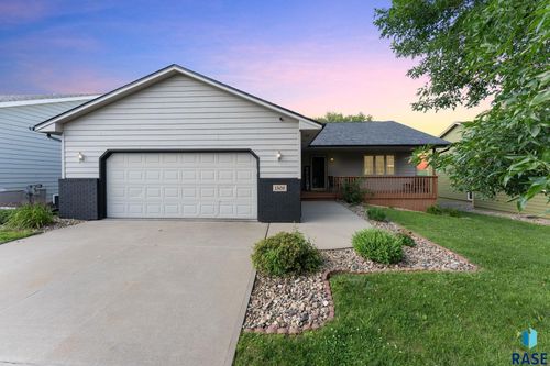 1508 E Old Hickory St, Sioux Falls, SD, 57104-6185 | Card Image