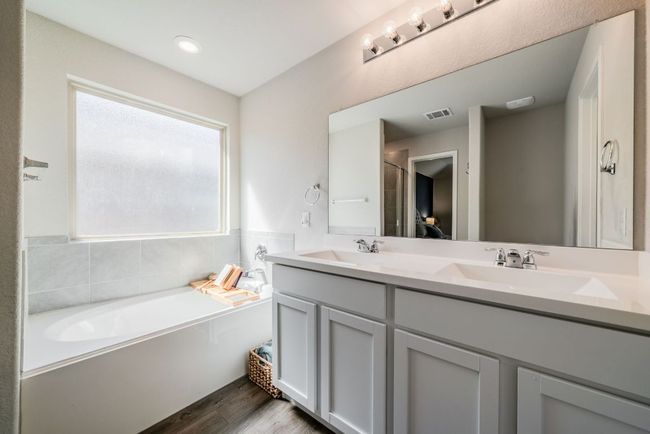 Primary Bath with Dual Sinks | Image 11