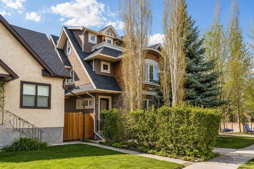 729 4 St Nw, Calgary, AB, T2N1P3 | Card Image