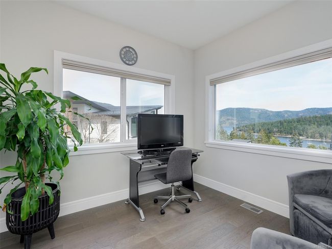 Bright with views of Maple Bay | Image 17