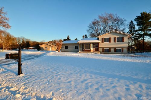 7244 Chapel View Dr, Clarkston, MI, 48346-1602 | Card Image