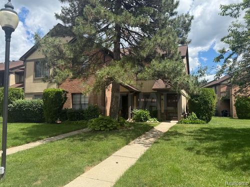 1560 Meadow Side Dr, Rochester Hills, MI, 48307-3080 | Card Image