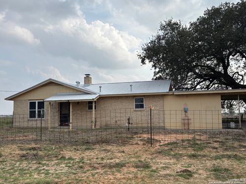 74 N Las Gallinas, Pleasanton, TX, 78064-6305 | Card Image