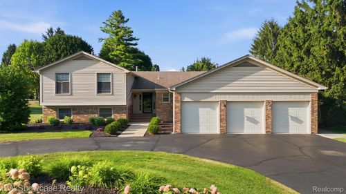 3260 Ravinewood Dr, Commerce Twp, MI, 48382-1475 | Card Image
