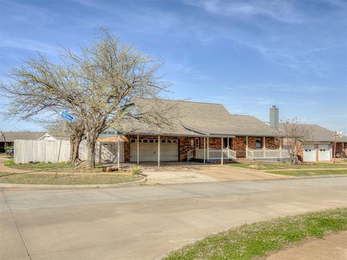 901 Ne 6th St, Moore, OK, 73160-6805 | Card Image