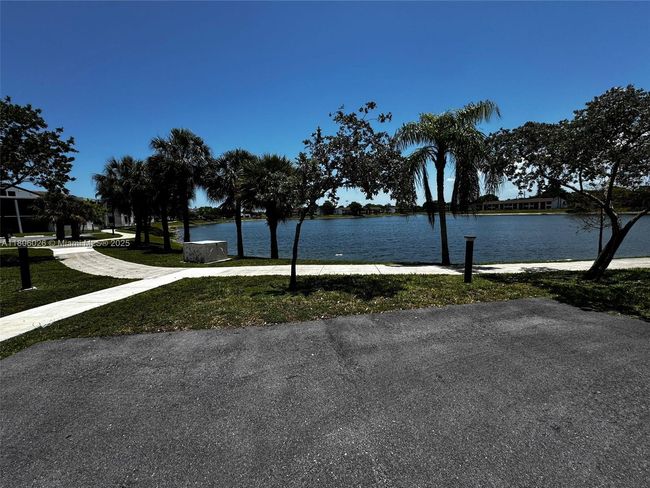 APT-120 - 216 Lake Pointe Dr, Condo with 2 bedrooms, 2 bathrooms and null parking in Oakland Park FL | Image 4