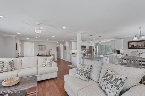 2001 Evergreen Cir, Lenoir City, TN, 37772-4517 | Card Image