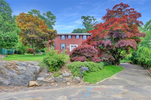 4 Shoreview Cir, Pelham, NY, 10803-3615 | Card Image