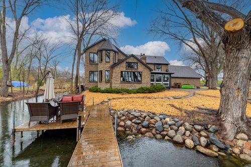 211 Peninsula Rd, Medicine Lake, MN, 55441-4179 | Card Image