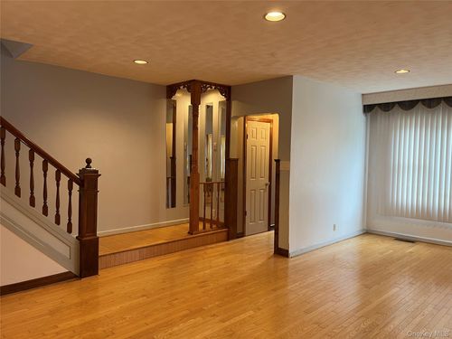 463 Macatee Pl, Mineola, NY, 11501-1327 | Card Image