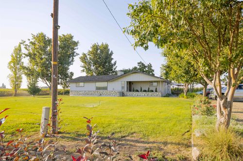 691 Van Belle Rd, Granger, WA, 98932-9738 | Card Image