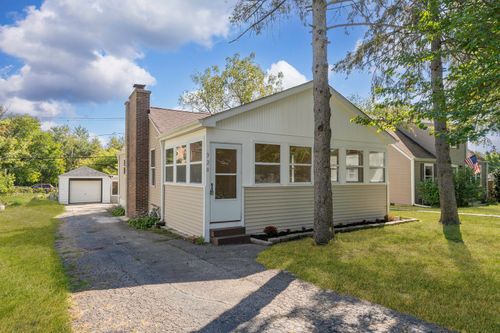 320 Glenwood Ave, McHenry, IL, 60051-8833 | Card Image