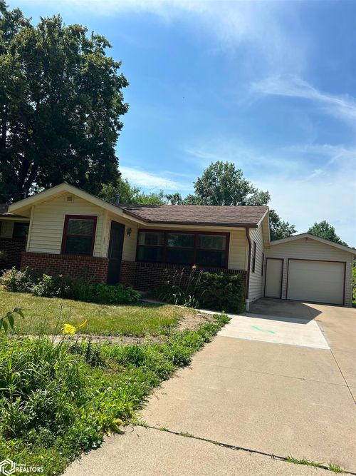 1210 J Ave E, Oskaloosa, IA, 52577-2440 | Card Image