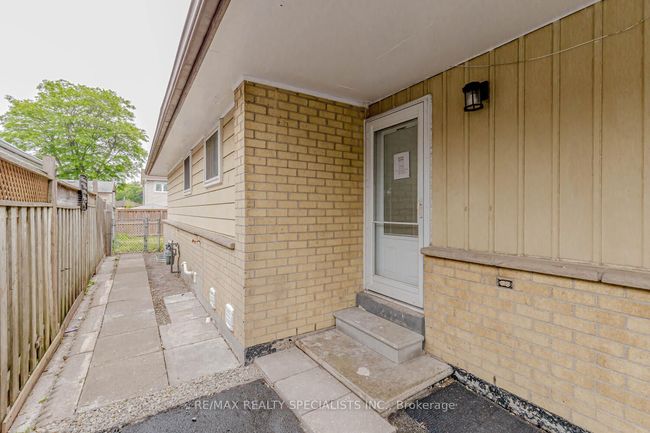 39 Seaborn Rd, House attached with 5 bedrooms, 2 bathrooms and 4 parking in Brampton ON | Image 19
