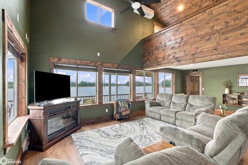 310 Edgewater Beach Rd, Burlington, IA, 52601-9283 | Card Image