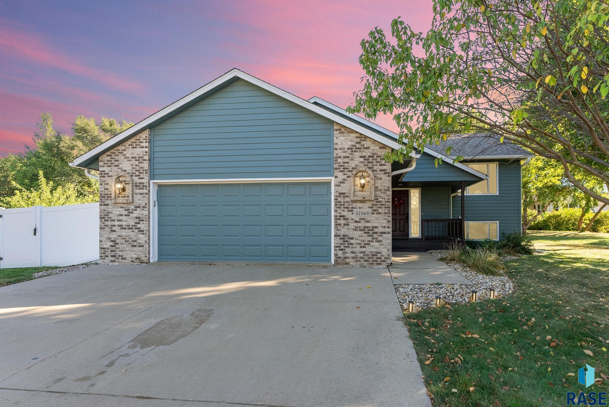 Theresa Cir, Sioux Falls, SD 57104
