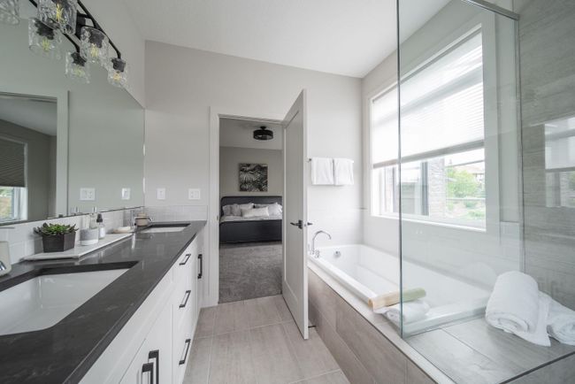 98 Royal Elm Green Nw, Home with 4 bedrooms, 3 bathrooms and 4 parking in Calgary AB | Image 9