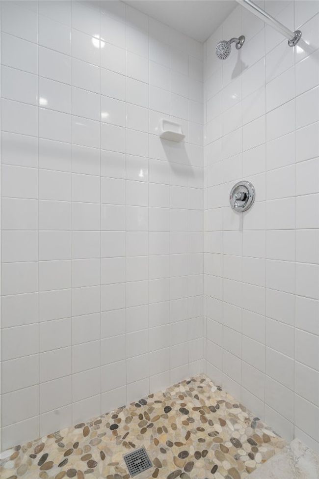 Bathroom with tiled shower | Image 14