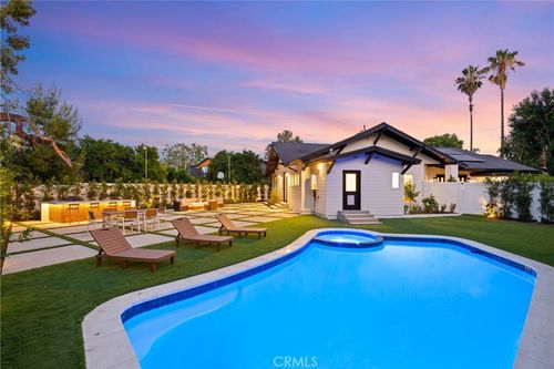 6016 Woodlake Ave, Woodland Hills, CA, 91367-3237 | Card Image