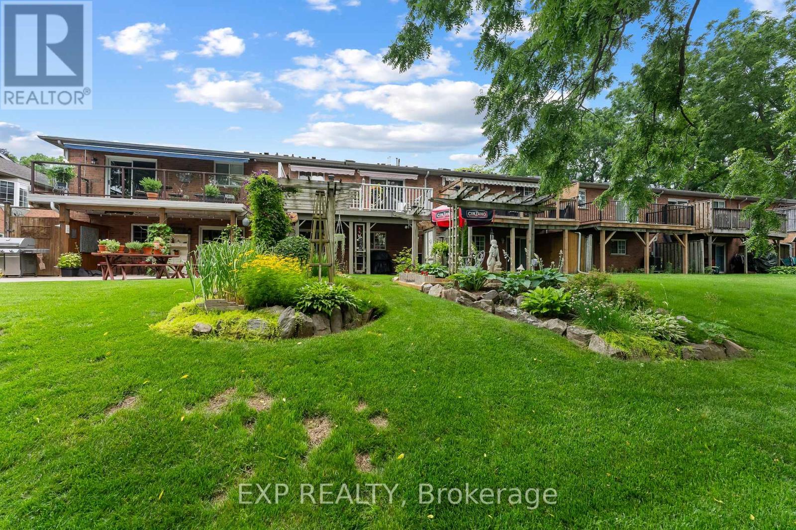 Residential in Pelham (Fonthill) 5