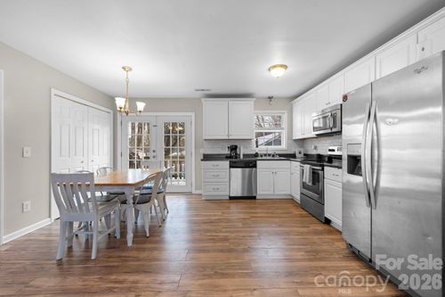 1055 19th St Ne, Hickory, NC, 28601-4313 | Card Image