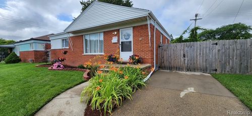 19156 Ash Ave, Eastpointe, MI, 48021-4705 | Card Image