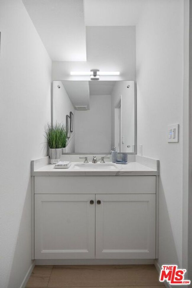 APT-201 - 5205 Ocean Front Walk, Condo with 2 bedrooms, 3 bathrooms and 2 parking in Marina del Rey CA | Image 28