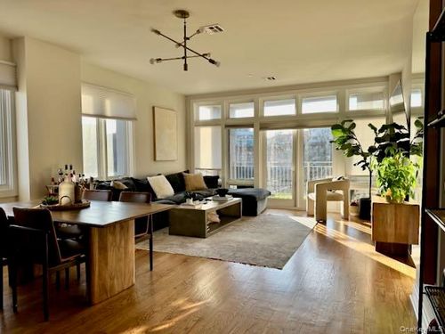 4d-90 Bay Street Lndg, Staten Island, NY, 10301-2660 | Card Image