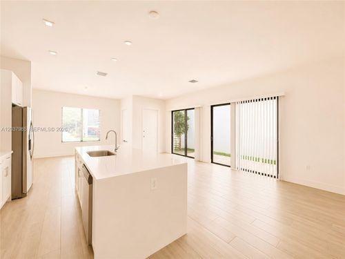 8185-8185 Nw 42nd St, Doral, FL, 33166-5883 | Card Image