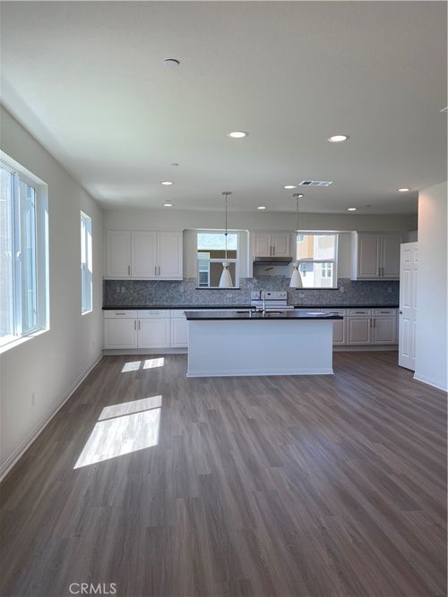 905 E 2nd St, Santa Ana, CA, 92701-4932 | Card Image