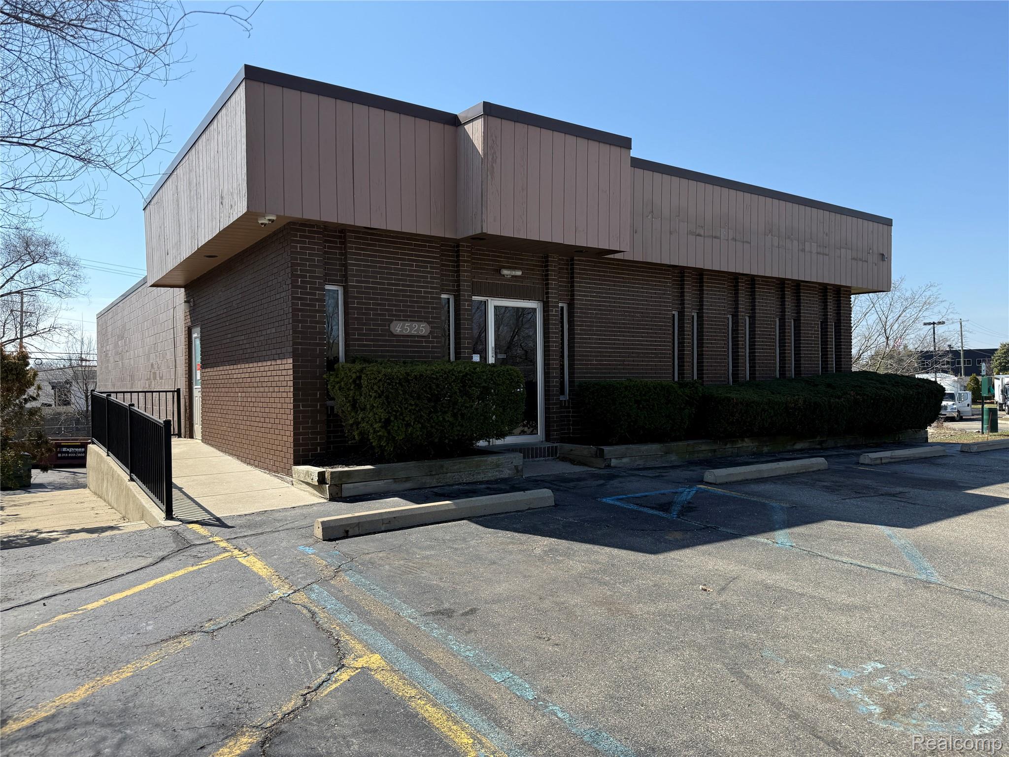 4525 Highland Rd, Waterford, MI 48328