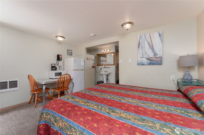 King bedroom with refrigerator and microwave | Image 26