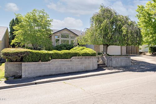 2868 Wilkshire Dr, Medford, OR, 97504-5738 | Card Image