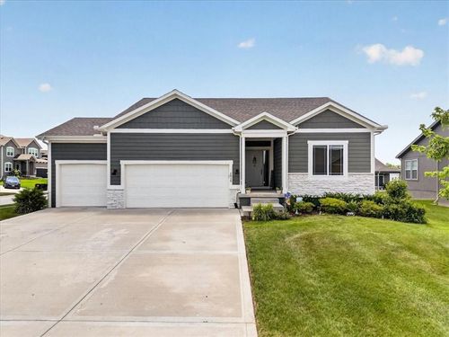 1515 Arbor Valley Dr, Lee's Summit, MO, 64082-4200 | Card Image