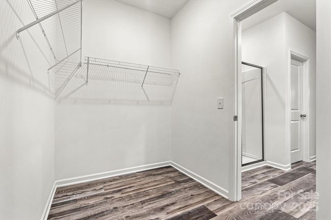 Very large laundry room | Image 8