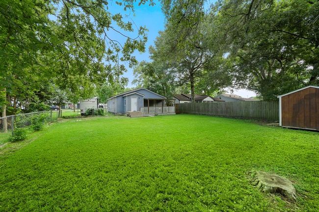 Spacious Back Yard | Image 15