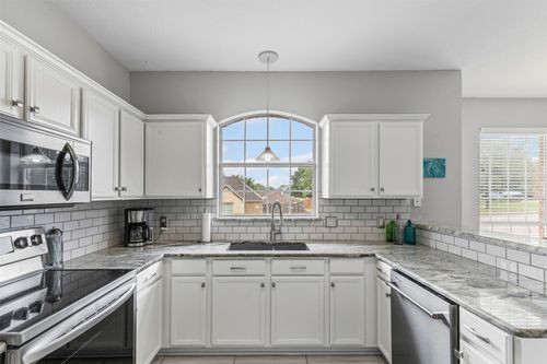 2122 Quail Ridge Dr, Weatherford, TX, 76087-3728 | Card Image